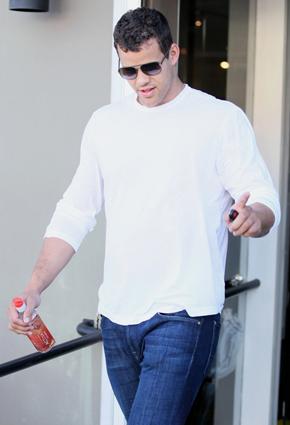 تعرّف إلى حبيبة كريس الجديدة... شبيهة كيم!